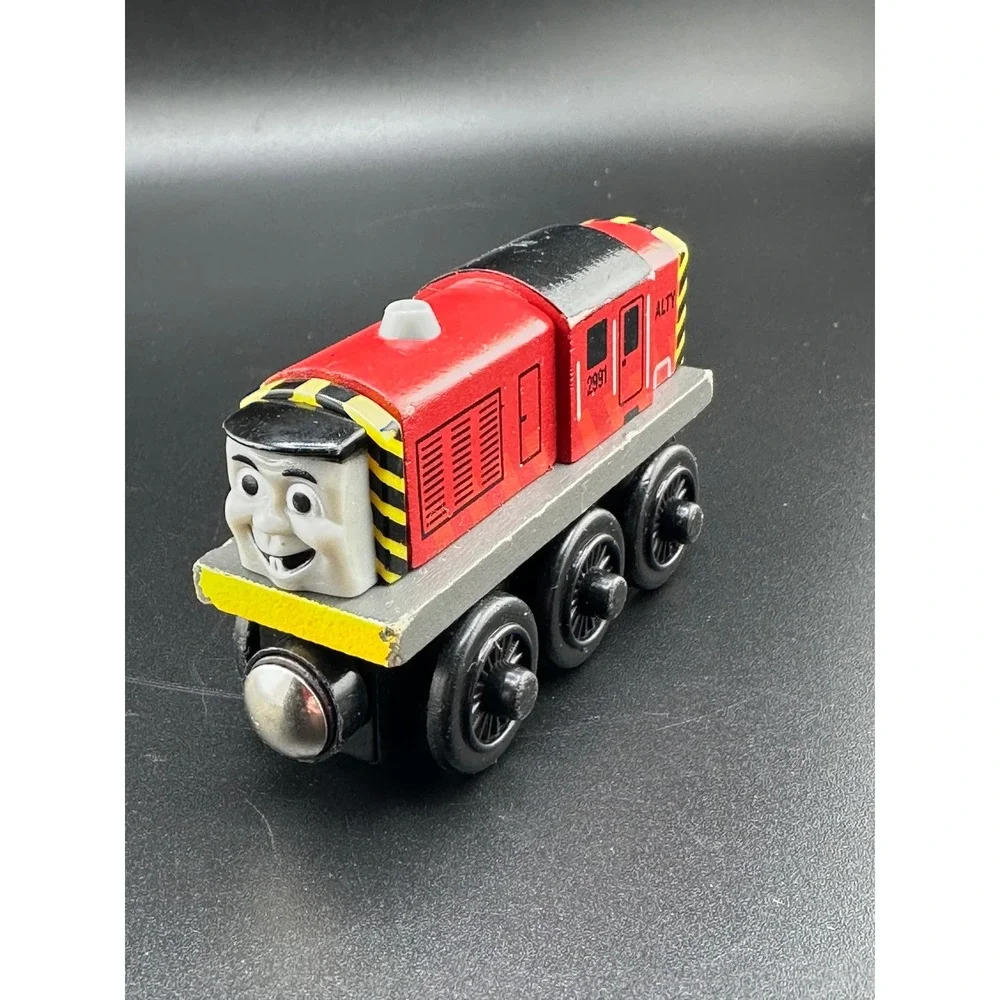 Learning‎ Curve 2003 Salty Thomas Wooden Railway Train Red Magnetic Diesel Vtg